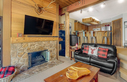 Big White Ski Resort Condo | Cozy condo near ski lifts with hot tub, sauna, fireplace, private balcony & WiFi