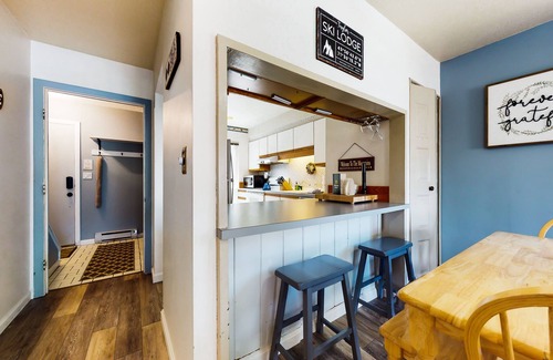 Waterville Valley Condo | Cozy condo with a pool access, mountain views, private patio, & washer/dryer