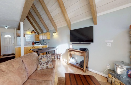 Mammoth Lakes Condo | Cozy condo with fireplace - near lake, skiing & hiking