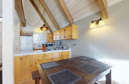 Mammoth Lakes Condo | Cozy condo with fireplace - near lake, skiing & hiking