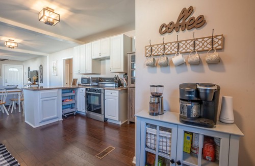 Alcoa House | Cozy Convenient Cottage