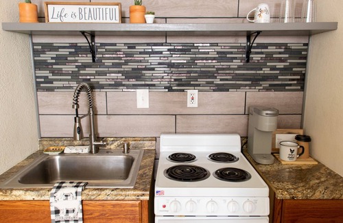Dallas Apartment | Cozy Coop-10 min-DT Dallas-Full Kitchen & Private Patio