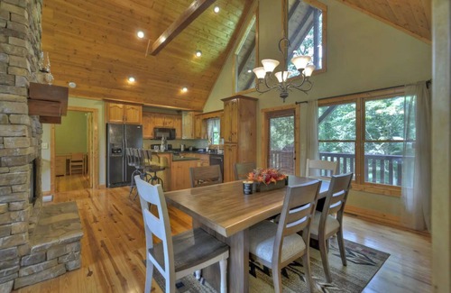 Eagle Mountain Cabin | Cozy Coosawattee cabin with a fire pit! - Cardinal Cabin