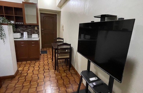 Legazpi Village Condo | Cozy corner Across Greenbelt5. WiFi.Pool.Netflix