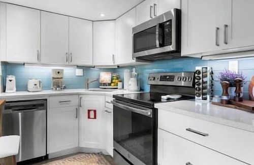 Hendricks and Venice Isles Condo | Cozy corner condo, just renovated, pool views