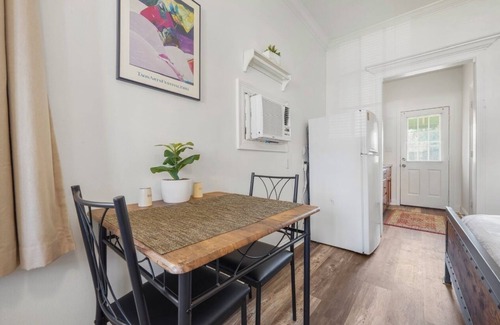 South Baton Rouge Cottage | Cozy Cottage/15 Minutes from LSU/Quiet Neighborhood