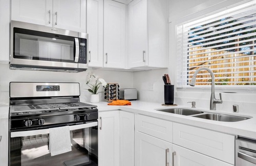 Thousand Oaks House | Cozy Cottage, Brand NEW, Private Yard, Walk to All
