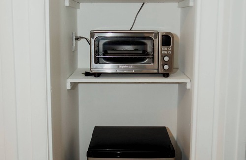 Shorewood-Tower Hills-Harbert Apartment | Cozy Cottage by Lake MI&Dunes w/Hot tub