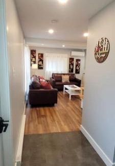Timberlea House | Cozy Cottage Close to the City