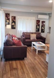 Timberlea House | Cozy Cottage Close to the City