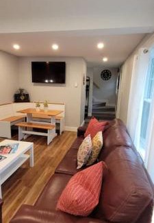 Timberlea House | Cozy Cottage Close to the City