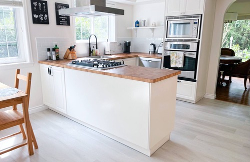 Surrey House | Cozy Cottage close to White Rock