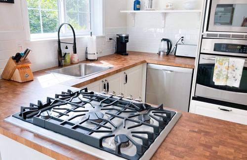 Surrey House | Cozy Cottage close to White Rock