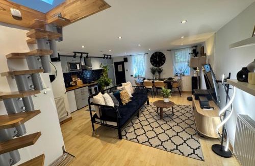 Holbrooks House | Cozy Cottage Coventry self check-in after 3pm, Pets Friendly