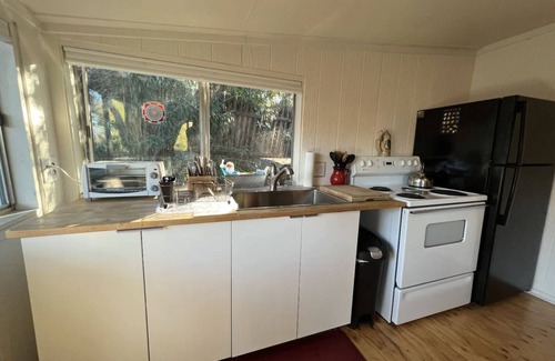 Calabasas Cottage | Cozy Cottage Getaway in the Mountains - 20 min from the beach!