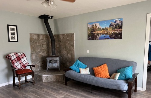 Oakhurst Cottage | Cozy cottage in delightful Ahwahnee with AC, WiFi