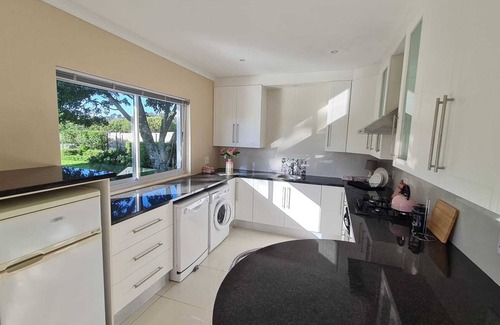Port Elizabeth Cottage | Cozy cottage in Port Elizabeth, near Kragga Kamma Game Park. Sleeps 2.