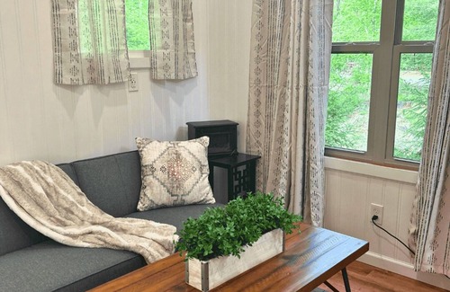 Saluda Cottage | Cozy Cottage in the heart of the Green River Gamelands! Private outdoor firepit!
