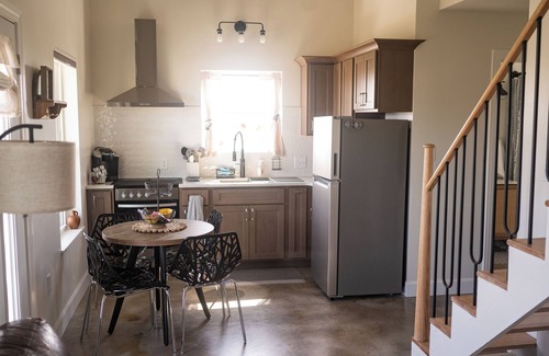Brookfield Apartment | CoZy Cottage in the heart of Linn County! Sleeps 5 and DELUXE spa-like bathroom!