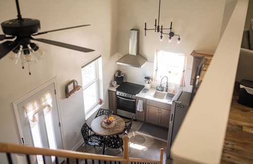 Brookfield Apartment | CoZy Cottage in the heart of Linn County! Sleeps 5 and DELUXE spa-like bathroom!