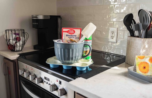 Brookfield Apartment | CoZy Cottage in the heart of Linn County! Sleeps 5 and DELUXE spa-like bathroom!