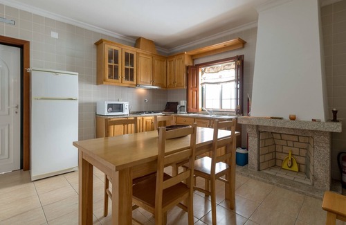 Vila Flor Cottage | Cozy Cottage in Vila Flor with Swimming Pool