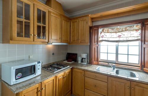 Vila Flor Cottage | Cozy Cottage in Vila Flor with Swimming Pool