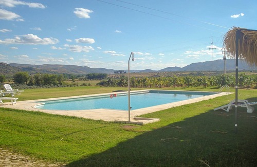 Vila Flor Cottage | Cozy Cottage in Vila Flor with Swimming Pool