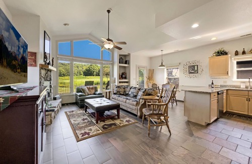 Camdenton Cottage | Cozy Cottage Inside the Premier Old Kinderhook Golf Resort