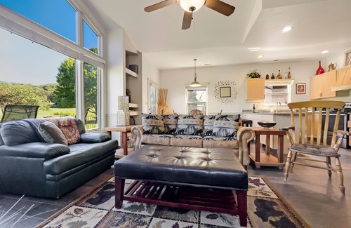 Camdenton Cottage | Cozy Cottage Inside the Premier Old Kinderhook Golf Resort