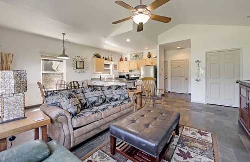 Camdenton Cottage | Cozy Cottage Inside the Premier Old Kinderhook Golf Resort