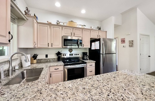 Camdenton Cottage | Cozy cottage inside the Premier Old Kinderhook Golf Resort