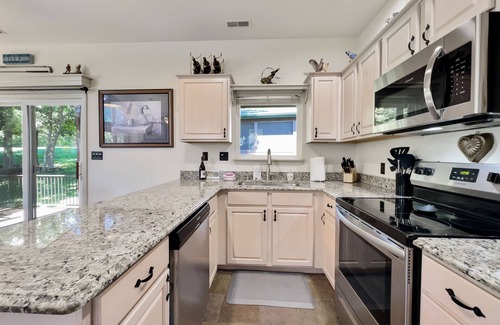 Camdenton Cottage | Cozy cottage inside the Premier Old Kinderhook Golf Resort