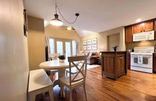 Elberton House | Cozy Cottage - Lake Front - GA Coldwater Retreat