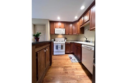 Elberton House | Cozy Cottage - Lake Front - GA Coldwater Retreat
