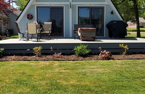 Syracuse Ski Chalet | Cozy cottage—lake Wawasee channel— easy access to lake