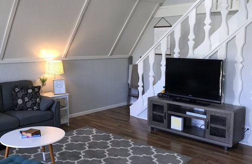 Syracuse Ski Chalet | Cozy cottage—lake Wawasee channel— easy access to lake