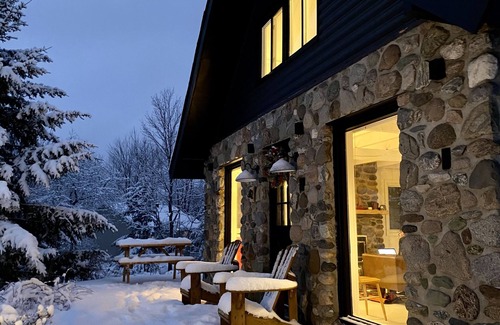Sutton Ski Chalet | Cozy cottage life on a quiet road between the village and Mont Sutton 🎿🚴‍♂️🌟