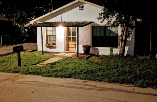Seguin Cottage | Cozy Cottage near downtown Seguin