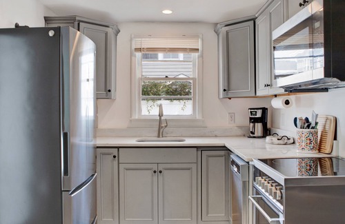 Metropolitan House | Cozy Cottage Near Forsyth Park, Heated Pool Access