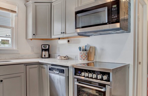 Metropolitan House | Cozy Cottage Near Forsyth Park, Heated Pool Access