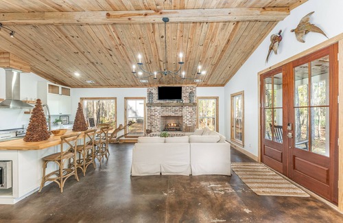 Midway Cottage | Cozy cottage nestled among nature near inner coastal waterway