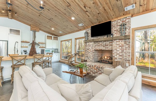 Midway Cottage | Cozy cottage nestled among nature near inner coastal waterway