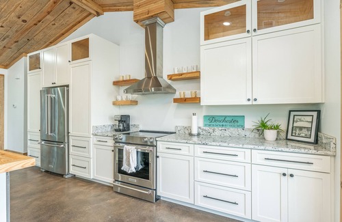 Midway Cottage | Cozy cottage nestled among nature near inner coastal waterway