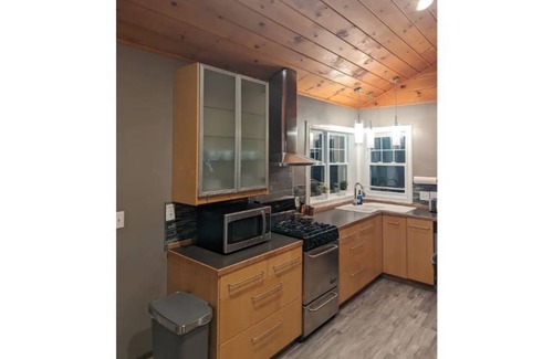 Watertown House | Cozy Cottage next to Thompson Park