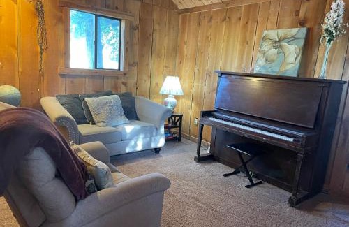 Salmon House | Cozy Cottage off Salmon River Tributary, in Town
