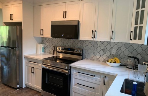 Baddow Cottage | Cozy cottage on Burnt River with hot tub & sauna