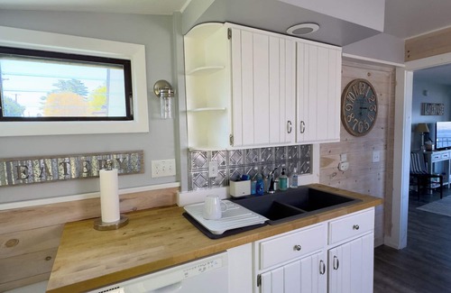 Malletts Bay Cottage | Cozy Cottage on Lake Champlain with Incredible Views and Outdoor Space!