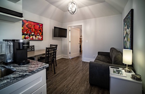 Historic District House | Cozy Cottage on Main Street! 1 Min walk to Gondola! New AC and Furnace Heat!