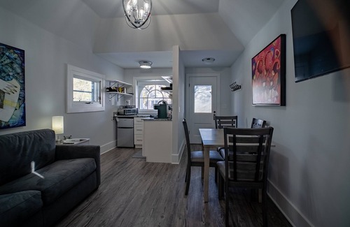 Historic District House | Cozy Cottage on Main Street! 1 Min walk to Gondola! New AC and Furnace Heat!